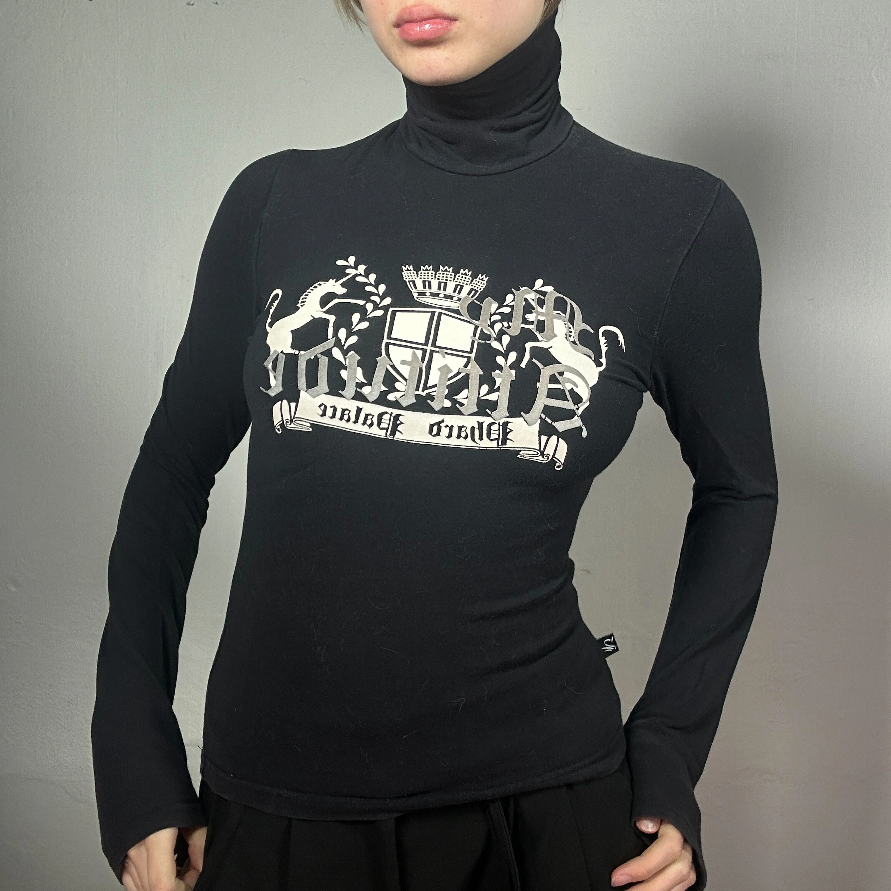 Schwarzes Gothic Turtleneck Shirt aus den 2000ern mit Grafikdruck. Vintage Style für düstere Eleganz (Größe S).
